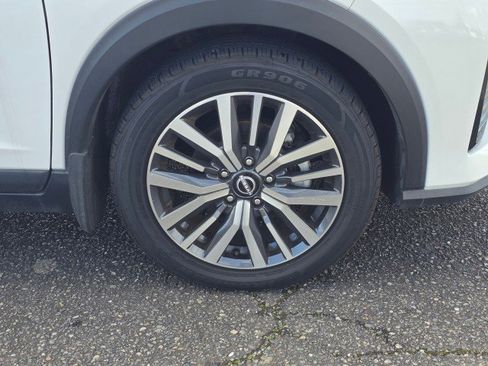 Used 2022 Nissan Kicks SV image 9