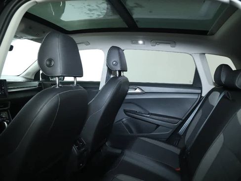 Certified 2025 Volkswagen Taos SE FWD image 15
