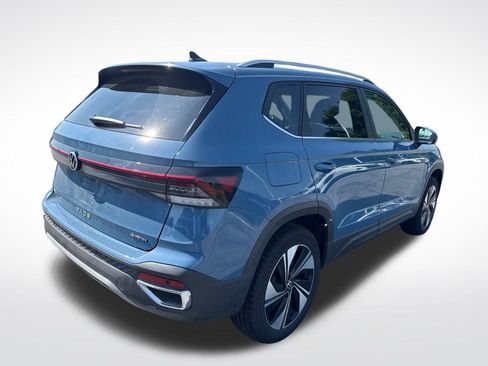 Certified 2025 Volkswagen Taos SE AWD/4WD image 5
