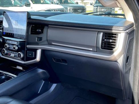 Used 2024 Ford Expedition Max XLT image 17