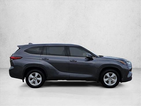 Certified 2021 Toyota Highlander LE image 4