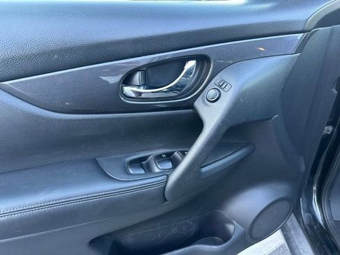 Used 2017 Nissan Rogue SV AWD/4WD image 3