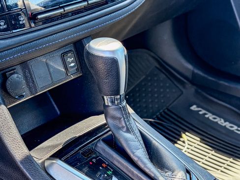 Used 2019 Toyota Corolla SE FWD image 18