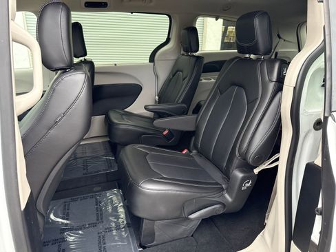 Used 2023 Chrysler Pacifica Touring-L image 25