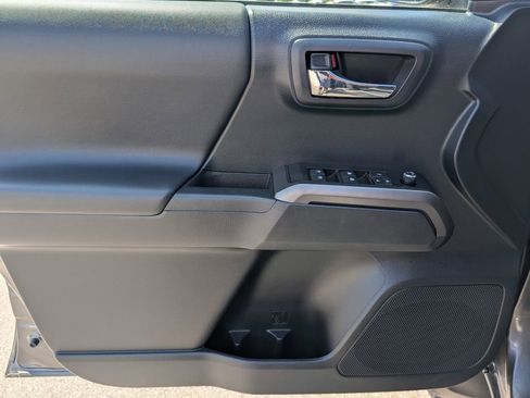 Used 2017 Toyota Tacoma TRD Off-Road w/ Tow Package (A/T) AWD/4WD image 14