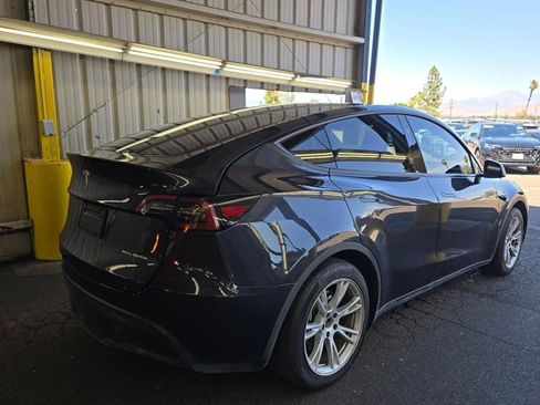Used 2024 Tesla Model Y Long Range AWD/4WD image 3
