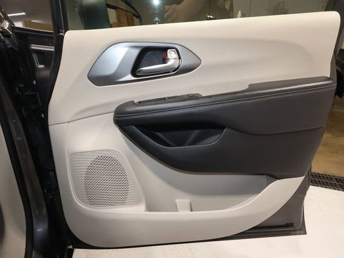 Used 2023 Chrysler Pacifica Touring-L image 17