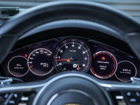 Certified 2023 Porsche Cayenne Platinum Edition image 21