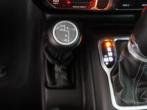 Used 2025 Jeep Gladiator Mojave w/ Convenience Group AWD/4WD image 22