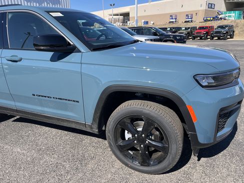 New 2026 Jeep Grand Cherokee Limited w/ Limited Altitude Package AWD/4WD image 4