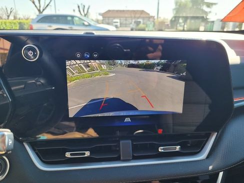 Used 2025 Chevrolet Equinox LT FWD image 18