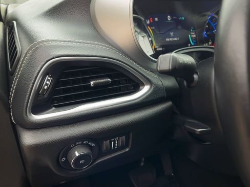 Used 2020 Chrysler Pacifica Limited w/ Advanced Safetytec Group image 13