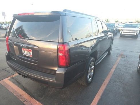 Used 2017 Chevrolet Suburban LT RWD image 3