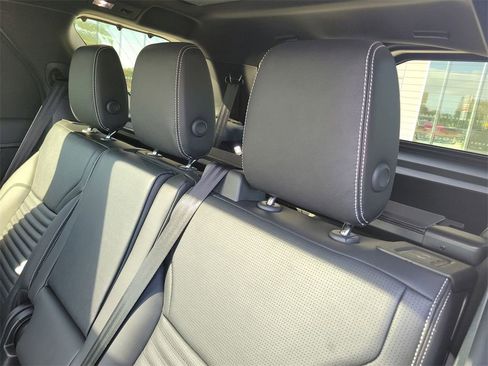 New 2025 Land Rover Discovery Dynamic SE image 15