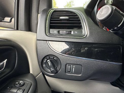Used 2019 Dodge Grand Caravan SXT image 17