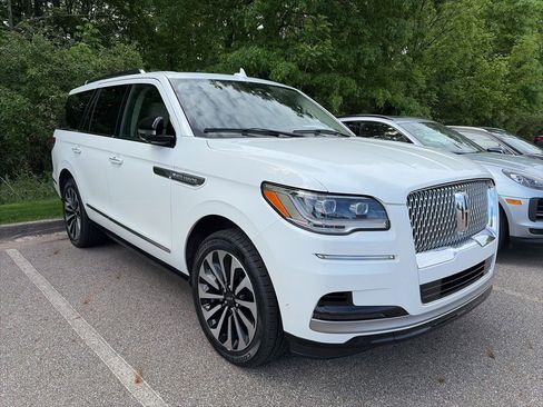 Used 2024 Lincoln Navigator Reserve AWD/4WD image 3