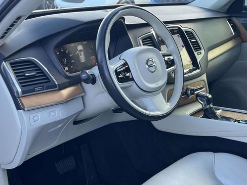 Used 2021 Volvo XC90 T6 Momentum image 12