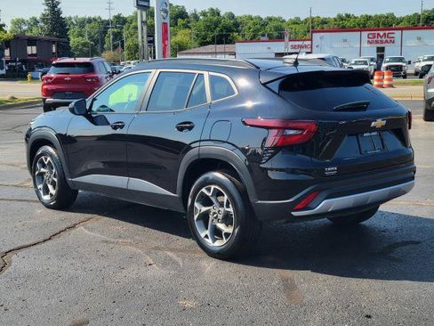 Used 2025 Chevrolet Trax LT FWD image 4