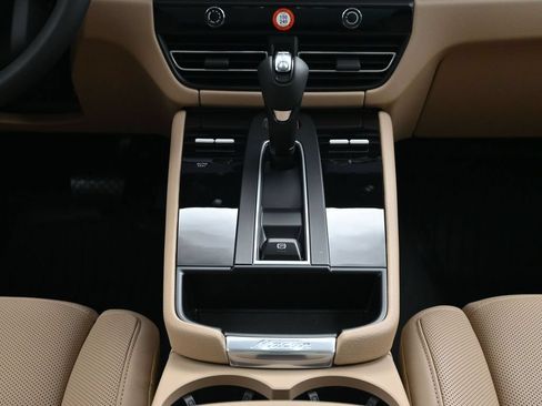 Certified 2026 Porsche Macan AWD/4WD image 10