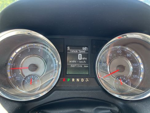 Used 2016 Chrysler Town & Country Touring FWD image 10