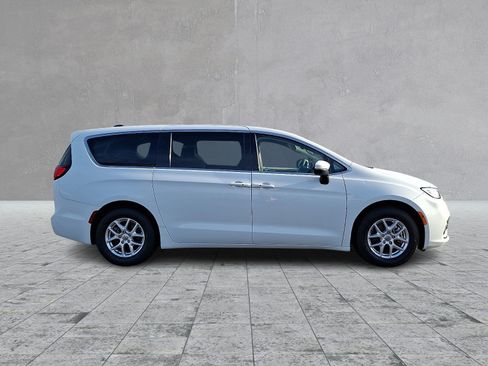 Used 2023 Chrysler Pacifica Touring-L FWD image 4