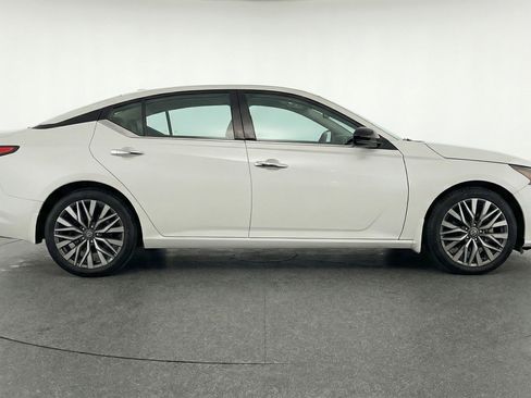 Used 2025 Nissan Altima 2.5 SV image 11