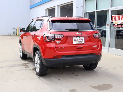 Used 2024 Jeep Compass Latitude w/ Sun and Sound Group AWD/4WD image 8