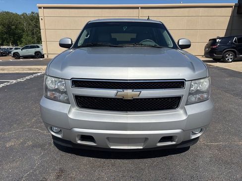 Used 2011 Chevrolet Suburban LT RWD image 2