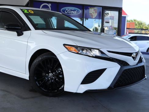 Used 2020 Toyota Camry SE FWD image 2