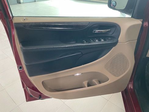 Used 2016 Dodge Grand Caravan SXT image 15