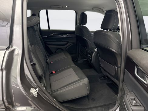 Used 2023 Jeep Grand Cherokee Laredo image 18