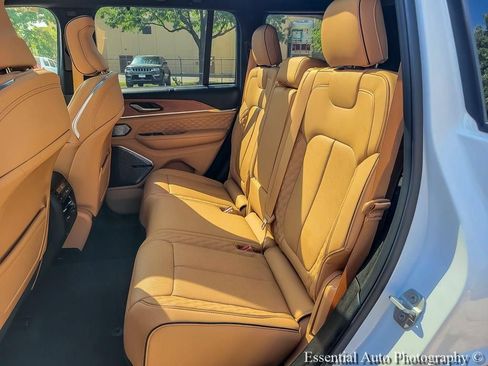 Used 2025 Jeep Grand Cherokee Summit AWD/4WD image 18