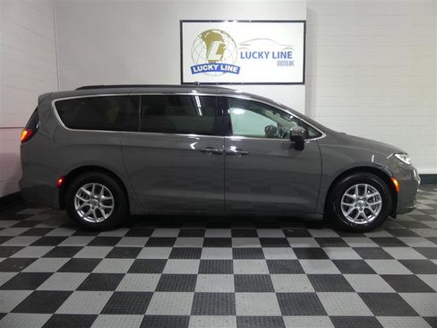 Used 2023 Chrysler Pacifica Touring-L FWD image 6