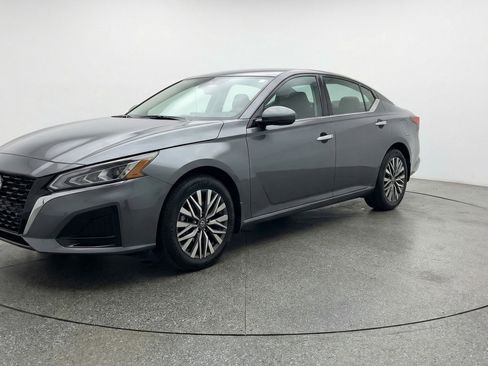 Used 2025 Nissan Altima 2.5 SV FWD image 3