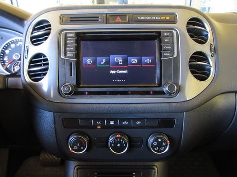 Used 2017 Volkswagen Tiguan Limited w/ Premium Package image 18