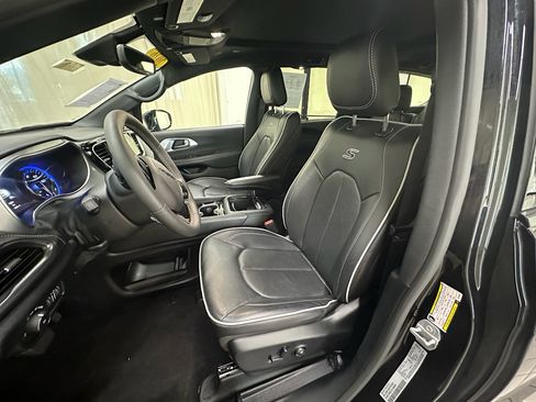 Used 2026 Chrysler Pacifica Limited w/ S Appearance Package FWD image 24