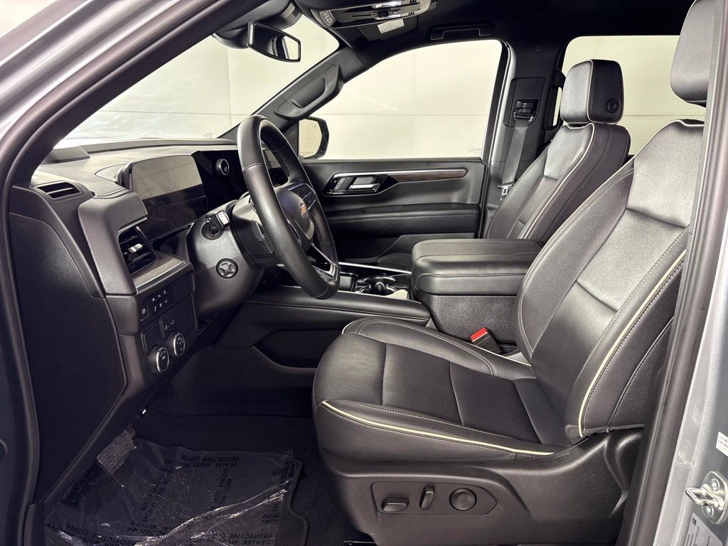 Certified 2025 Chevrolet Suburban Premier RWD image 32