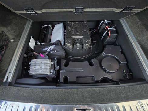 Used 2022 Bentley Bentayga image 45