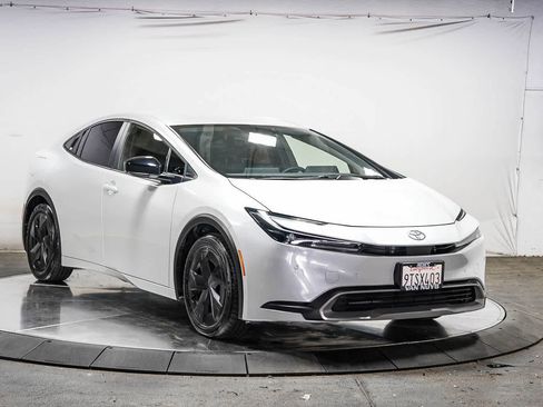 Used 2025 Toyota Prius Plug-In Hybrid FWD image 5