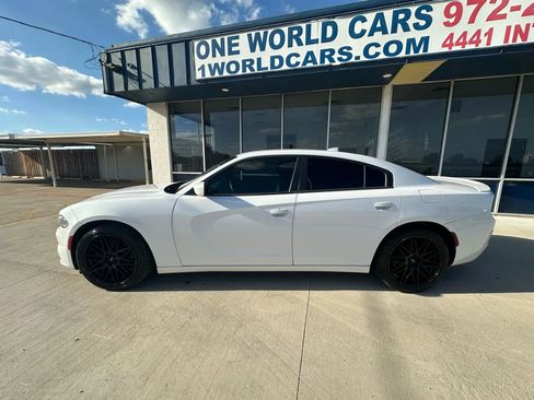 Used 2015 Dodge Charger SXT image 2