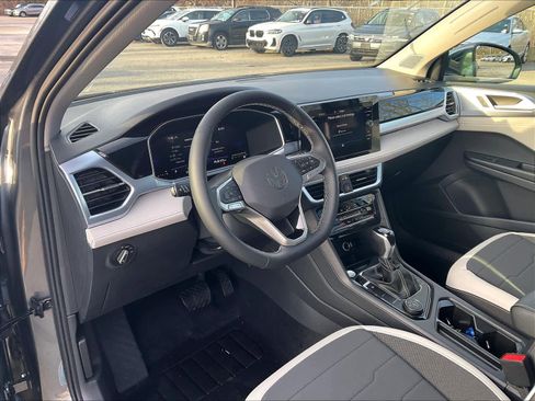 New 2026 Volkswagen Taos SE image 9