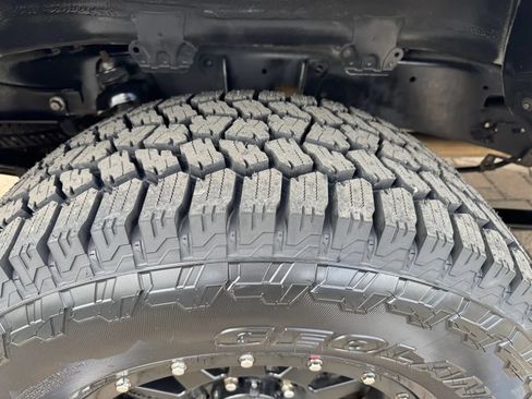 Used 2010 Toyota Tundra 4x4 CrewMax w/ Tow Pkg image 12