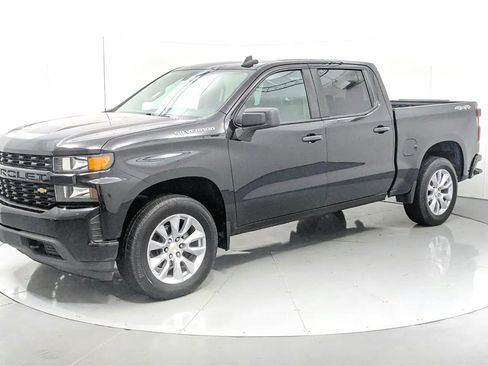 Used 2019 Chevrolet Silverado 1500 Custom w/ Custom Value Package image 3