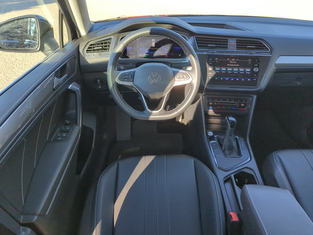 Used 2023 Volkswagen Tiguan SE w/ Panoramic Sunroof Package FWD image 12