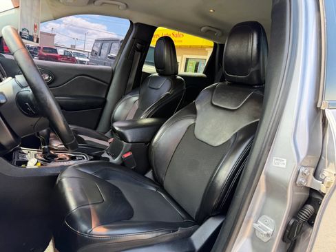 Used 2019 Jeep Cherokee Latitude Plus FWD image 6