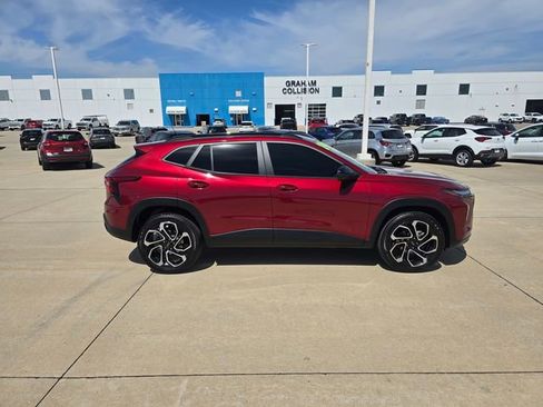 Used 2024 Chevrolet Trax RS FWD image 16