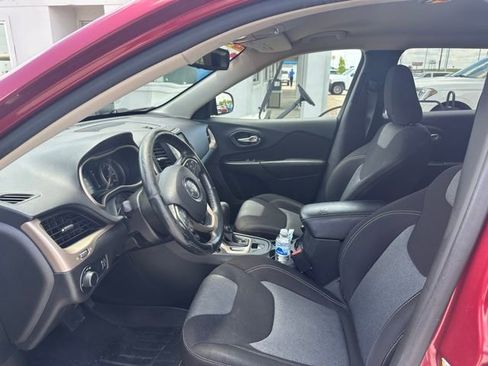 Used 2015 Jeep Cherokee Sport FWD image 12