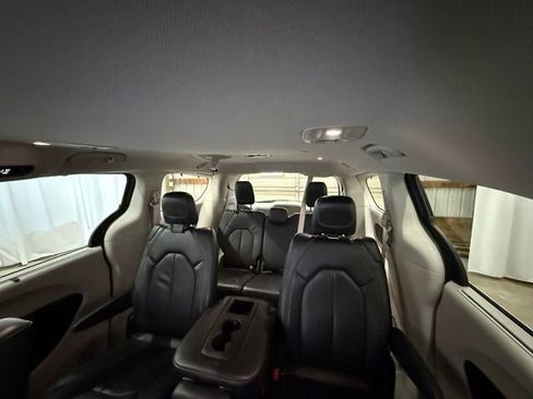 Used 2022 Chrysler Pacifica Touring-L w/ Uconnect Theater Family Group FWD image 20