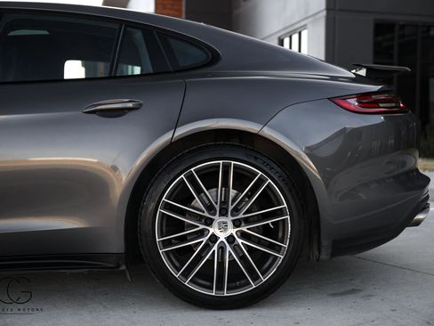 Used 2018 Porsche Panamera 4S image 11