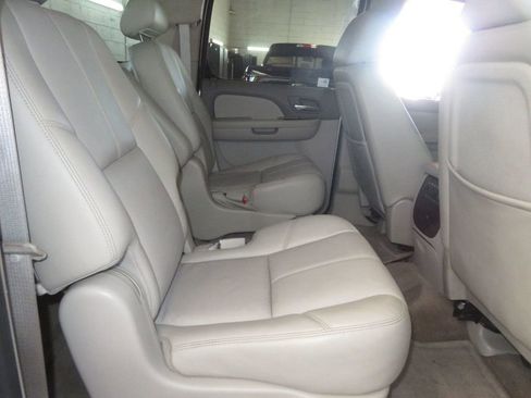 Used 2010 GMC Yukon XL SLT w/ SLT-2 Equipment Package image 32